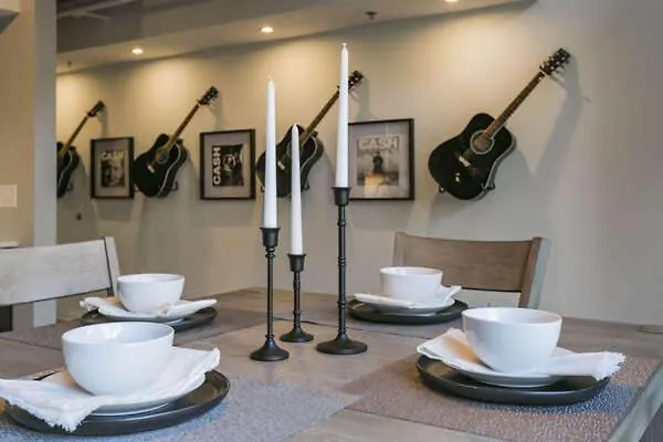 Luxe + Modern Johnny Cash Inspired Executive Condo Nashville Holiday home