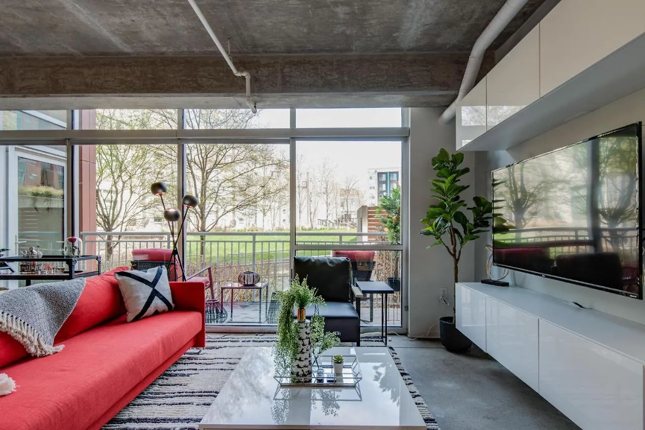 Luxe + Modern Johnny Cash Inspired Executive Condo Nashville Holiday home